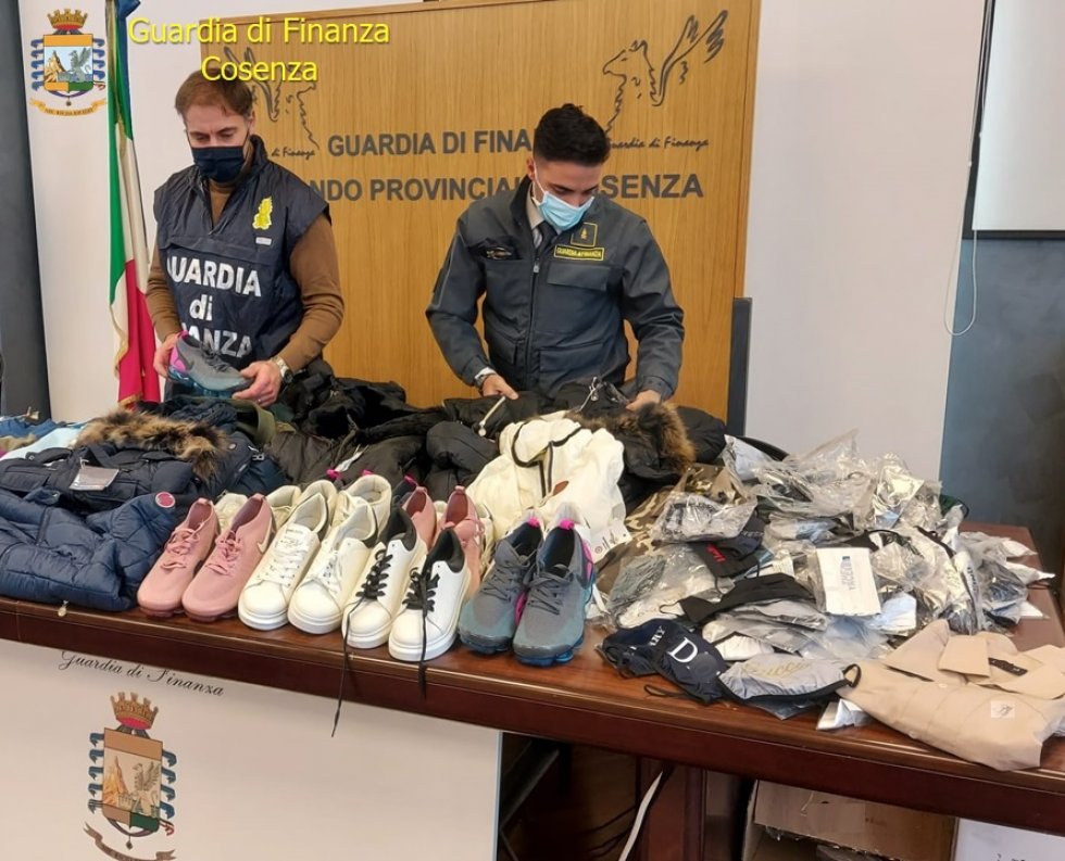 Cosenza. Sequestrati capi di abbigliamento contraffatti custoditi in un magazzino clandestino