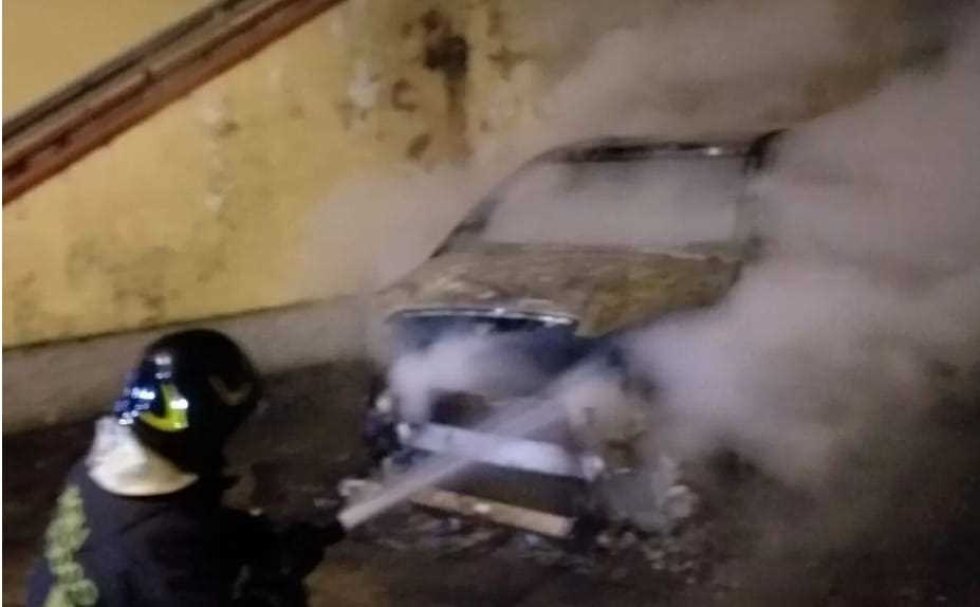 Un'auto in fiamme nella notte a San Donato di Ninea