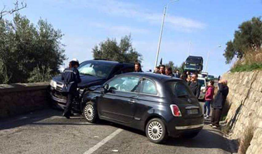 Traffico in tilt sulla s.s. 177 per uno scontro frontale tra due auto