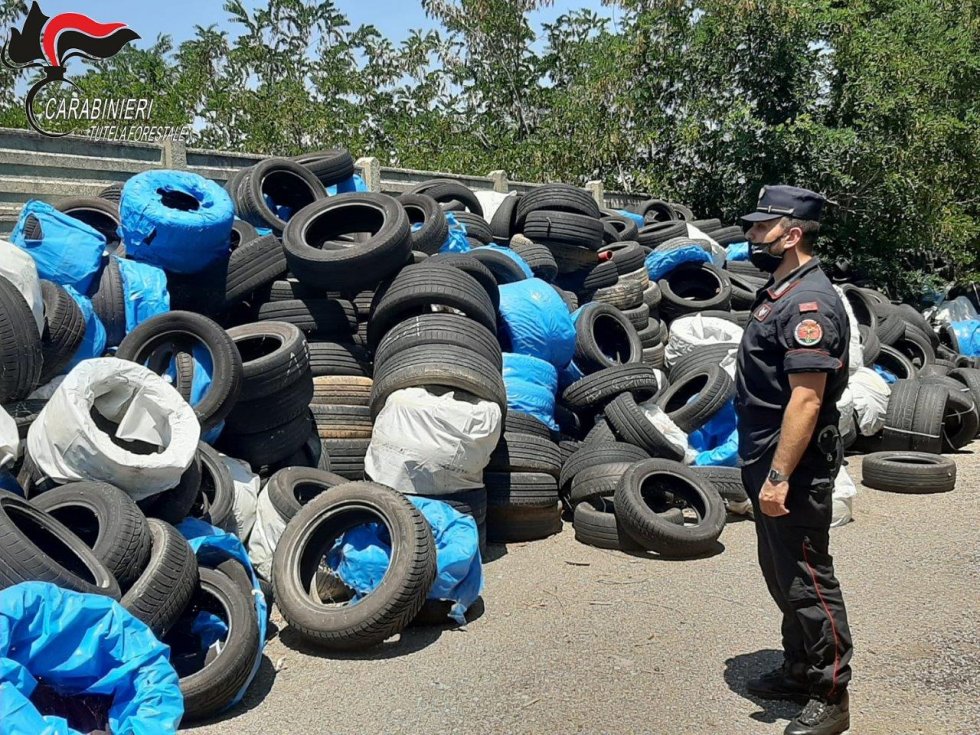 Montalto Uffugo. Sequestrati oltre 200 mc di pneumatici fuori uso