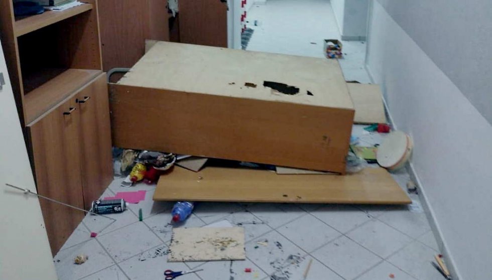 Vandali entrano nella scuola di Corigliano: un arresto e una denuncia