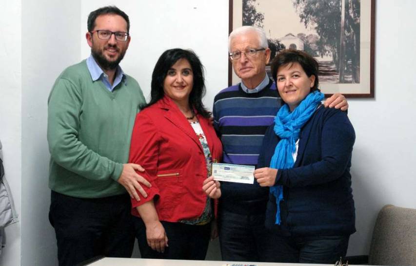 Il prof. Trebisacce consegna l'assegno ai membri dell'Associazione