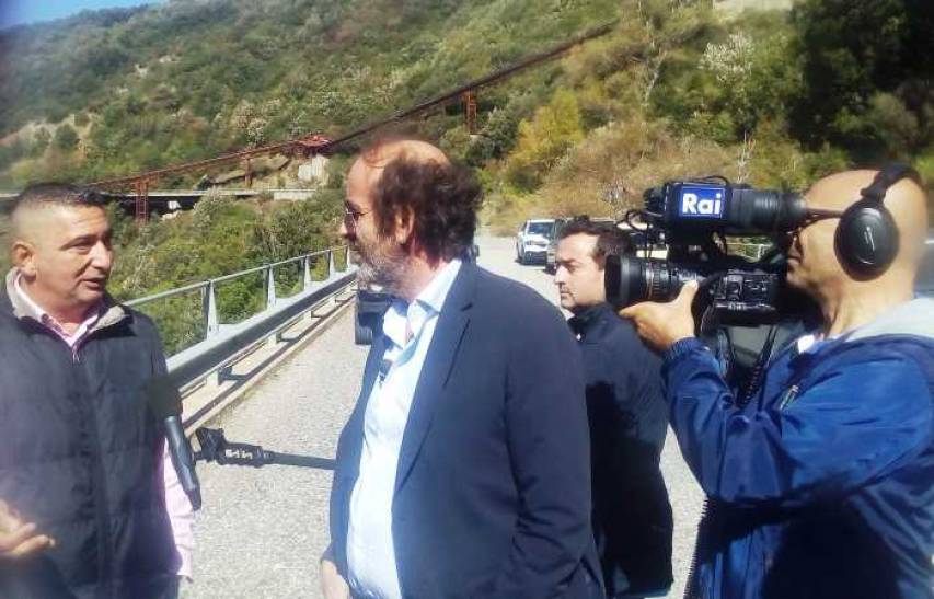 L’inviato Riccardo Giacoia intervista un operaio sul cantiere dell’Invaso 