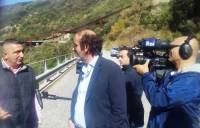L’inviato Riccardo Giacoia intervista un operaio sul cantiere dell’Invaso