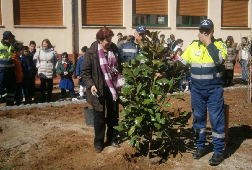 Un momento della piantumazione con la dirigente Costabile