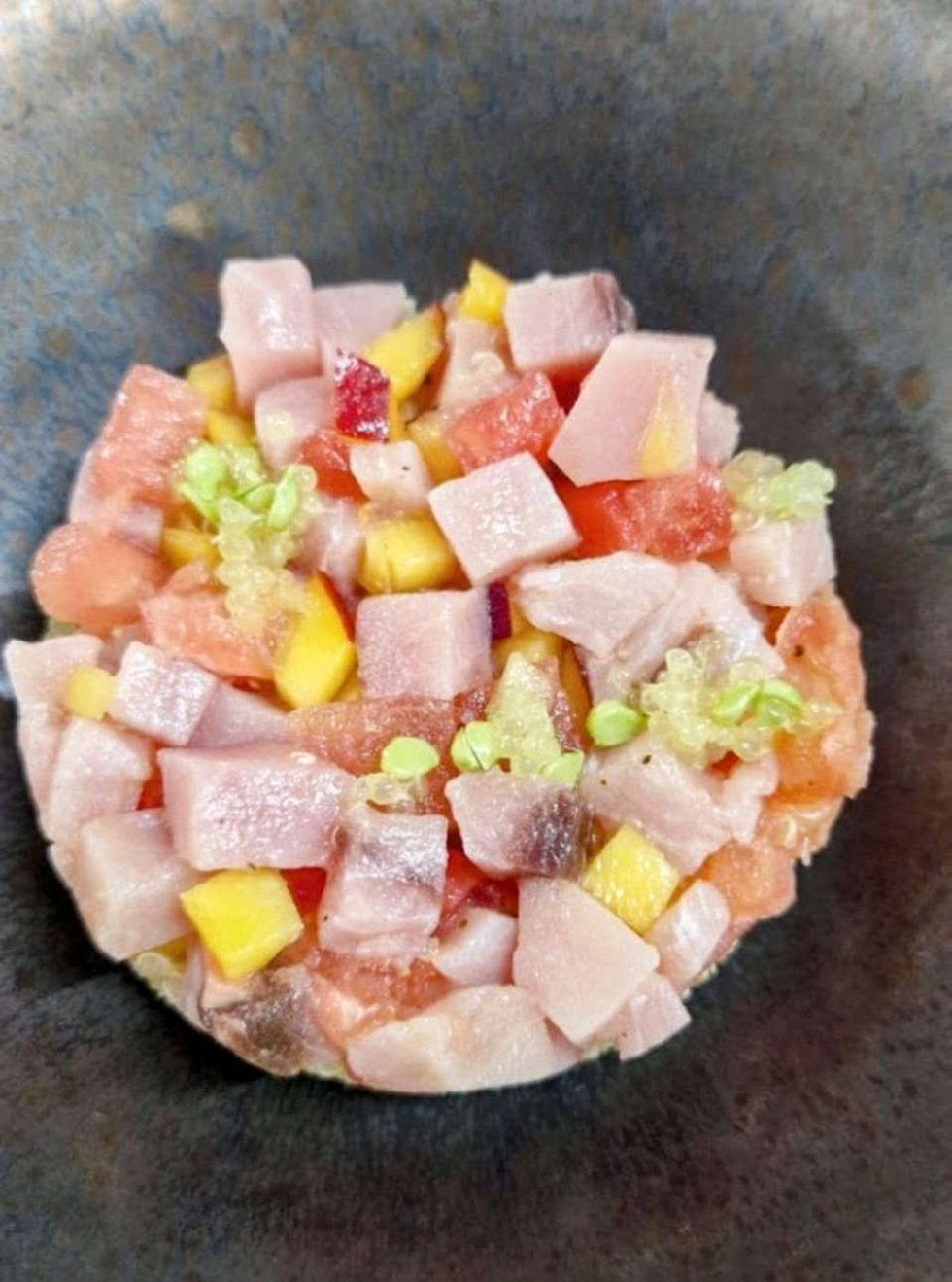 Tartare di pesce spada con frutta fresca e quinoa