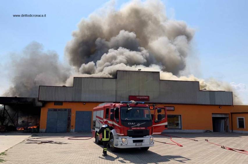 Incendio distrugge capannoni allo scalo di Spezzano Albanese