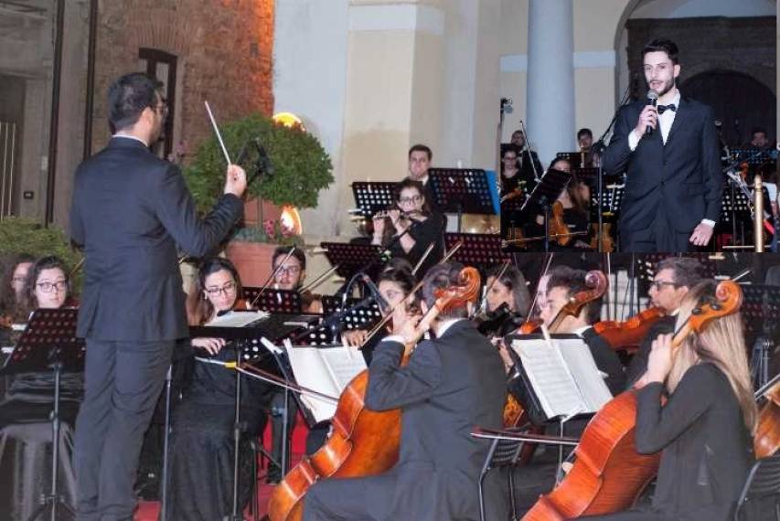 L'Orchestra Sinfonica Calabrese diretta da Michele Martirani e, nel riquadro in alto a destra, il presidente Francesco Sirimarco 