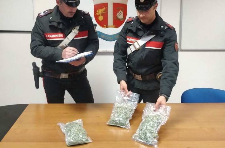 Gettano dal finestrino quasi mezzochilo di droga. Arrestati coniugi insospettabili