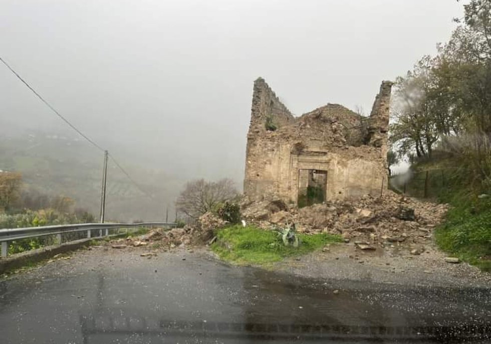 Maltempo, a Lattarico crollano i ruderi della Chiesetta del Pettoruto. La prima neve sulle montagne di Luzzi