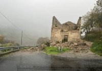Maltempo, a Lattarico crollano i ruderi della Chiesetta del Pettoruto. La prima neve sulle montagne di Luzzi