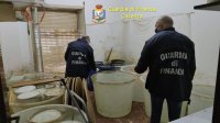 Cosenza. Sequestrata fabbrica clandestina per la produzione di alcolici. Denunciato un cinese dalla GdF