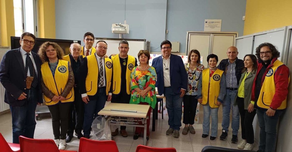 Un banco per ipovedenti alla primaria di Castrovillari