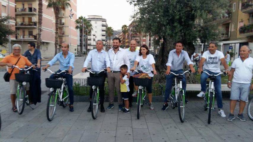 Pedalata in città con bici elettriche