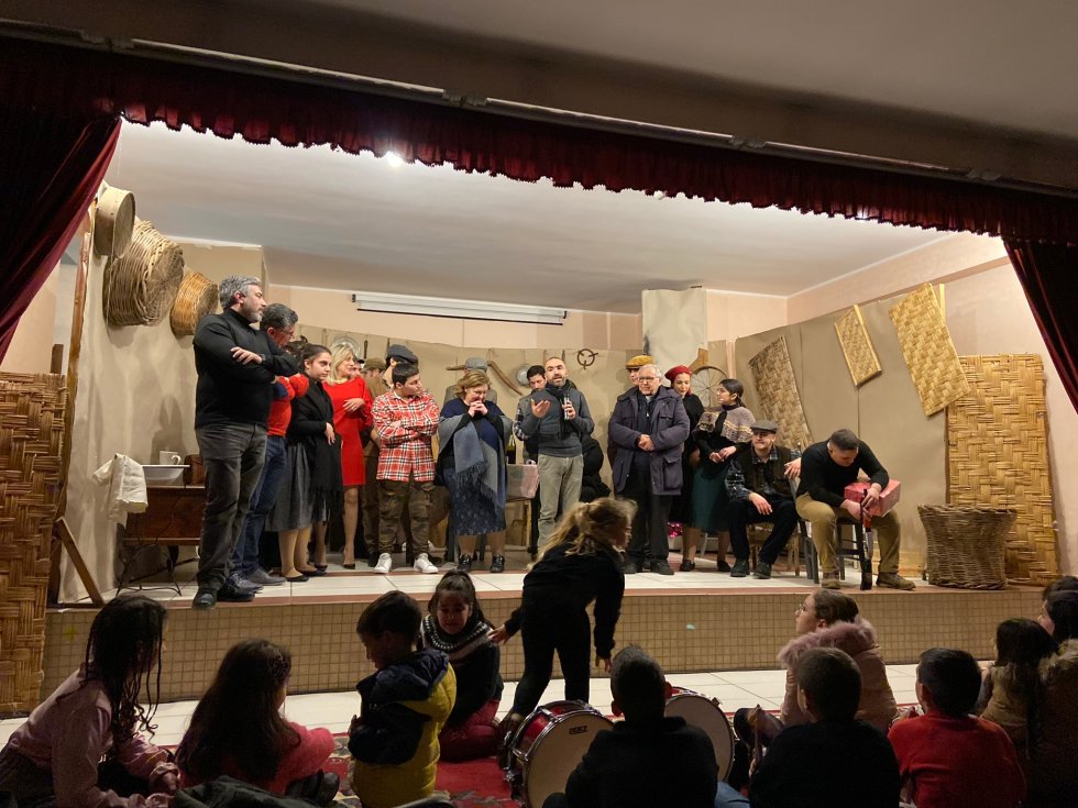 Successo ed applausi per “U sigliuzzo”, commedia in dialetto sul bullismo inscenata a Sartano