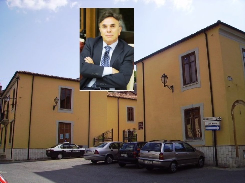 Il Municipio e - nel riquadro - il sindaco Tarsitano 