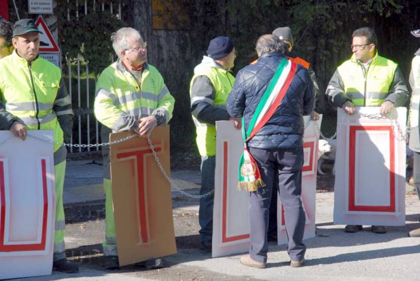 Gli operai incatenati davanti a Italcementi Castrovillari