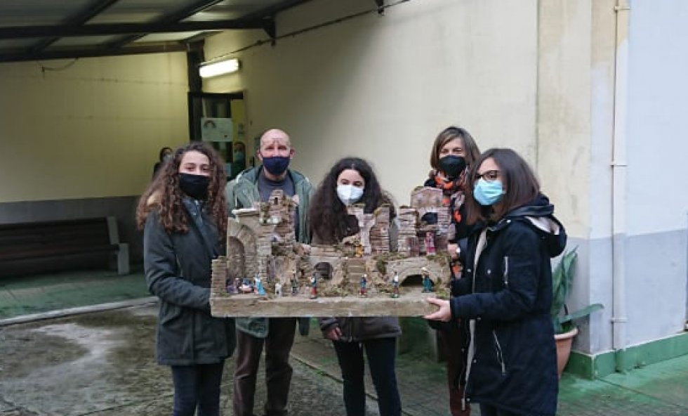 Il presepe degli alunni di Mongrassano per gli anziani della casa di riposo "Serenità"