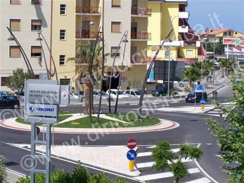 A Corigliano Scalo i migranti ospiti ripuliscono le strade