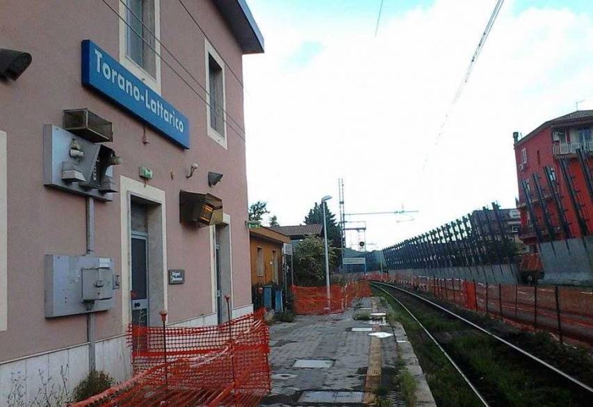 Trenitalia cancella le fermate alla stazione di Torano. Parte la protesta