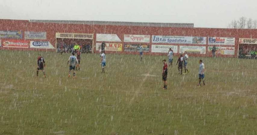 CALCIO PROMOZIONE - Il Corigliano batte la Silana 2-1 sotto la neve