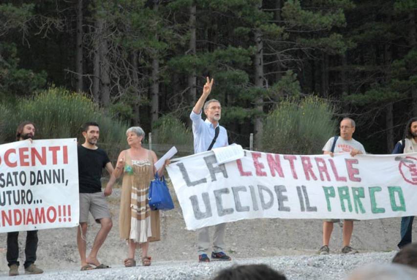 Una protesta di Laghi con gli ambientlisti