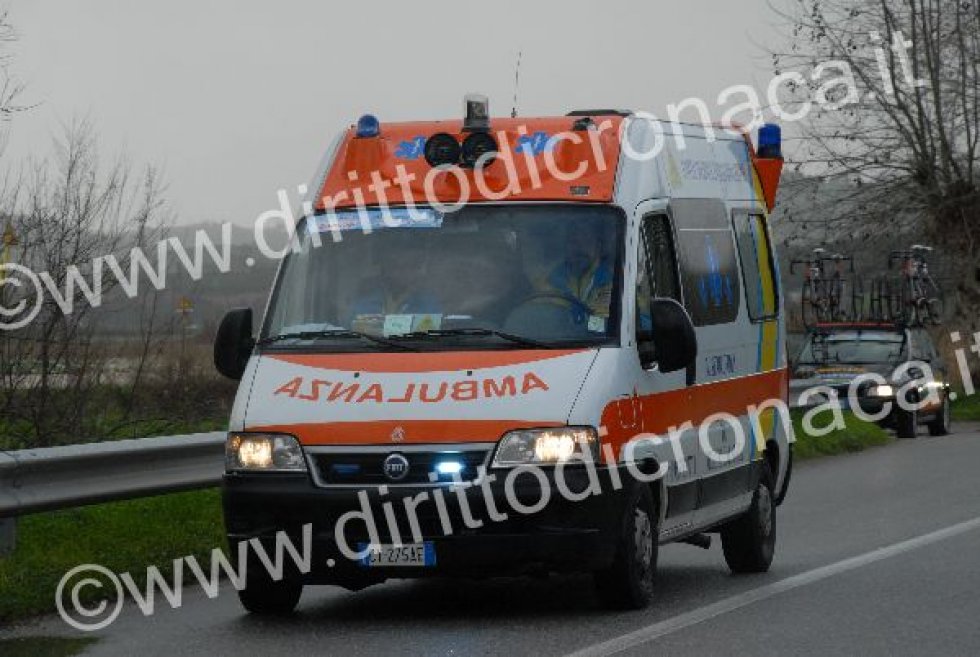 Cade dal balcone, ragazza in gravi condizioni