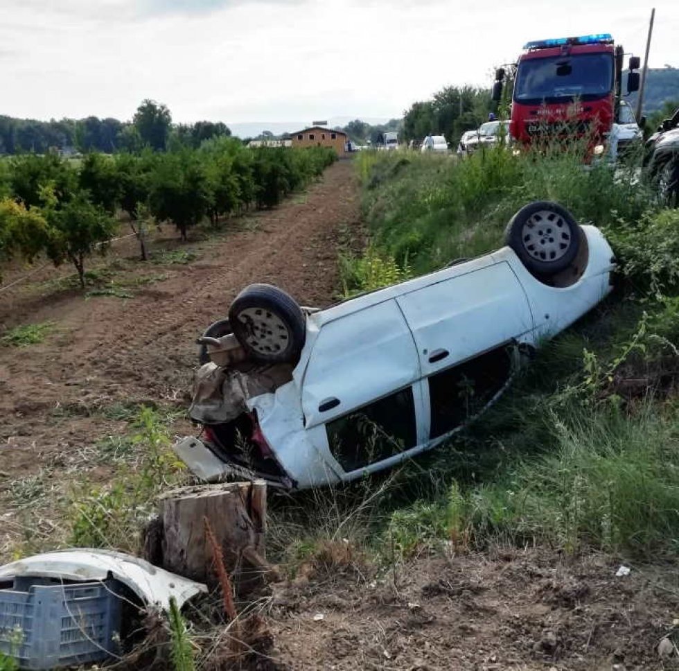 L&#039;utilitaria capovolta nella scarpata