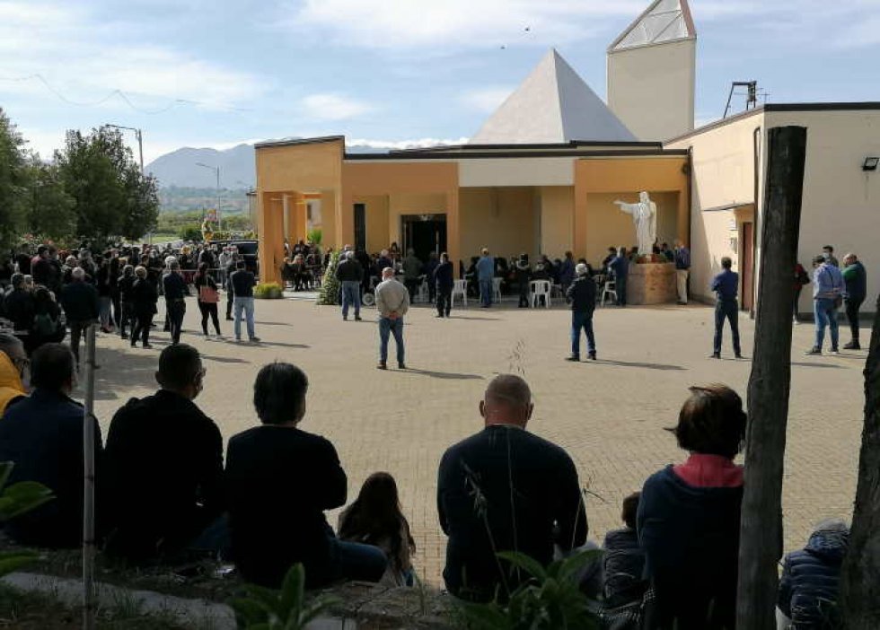 Le esequie sula sagrato della chiesa situata allo Scalo di San Marco Argentano