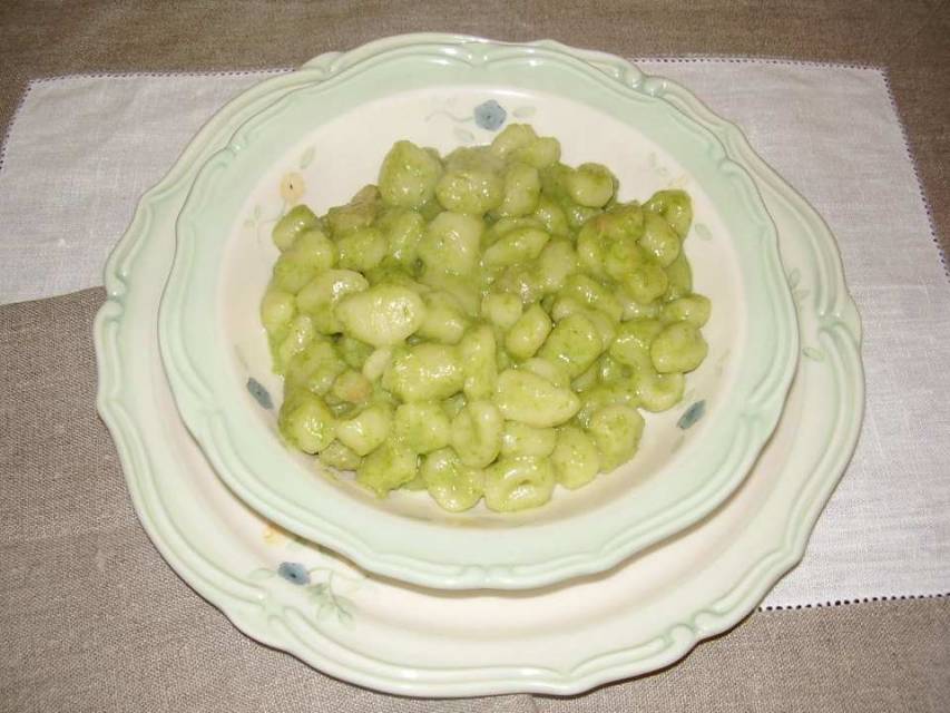 Gnocchetti di patate in salsa di asparagi selvatici e gamberetti