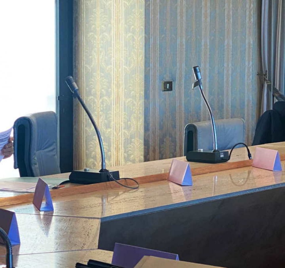 Le sedie vuote per solidarietà alle donne