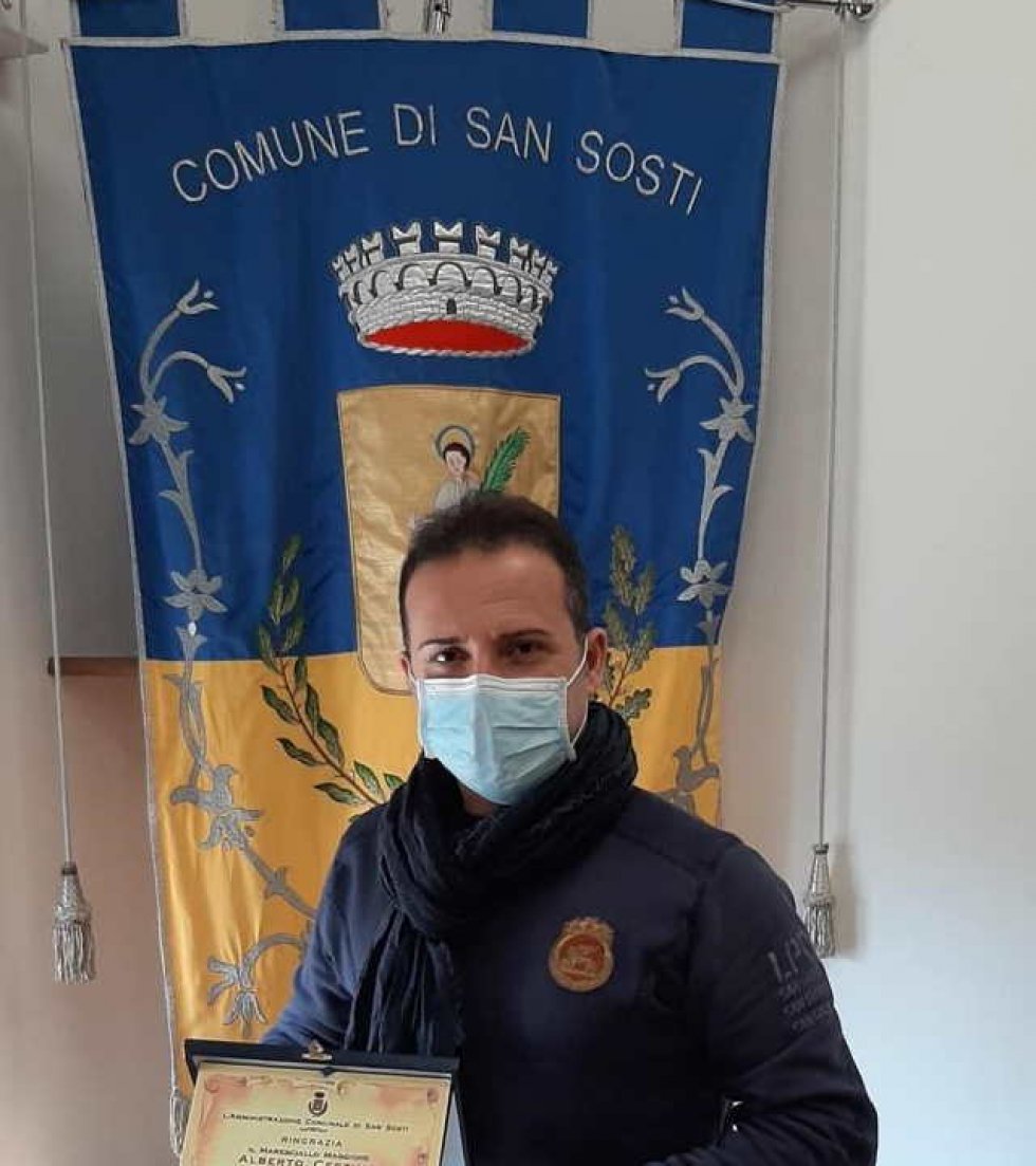 L'ex comandante di stazione Cestino con la targa ricordo