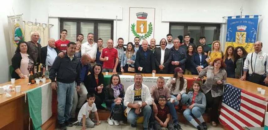 I componenti del Gruppo Folk accolti nella sala consiliare del Municipio