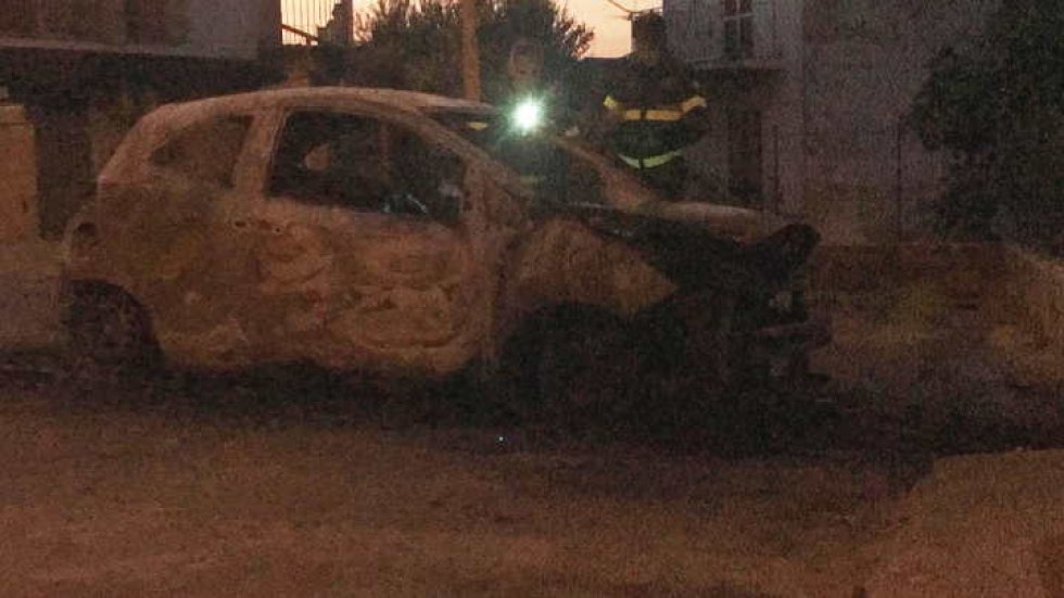 Quel che resta dell'auto distrutta dalle fiamme