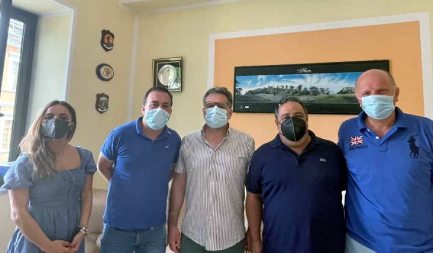 I dirigenti calcistici con - in mezzo - il sindaco Nocito 