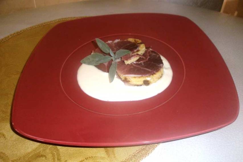 Dischi di panettone con crudo e fonduta