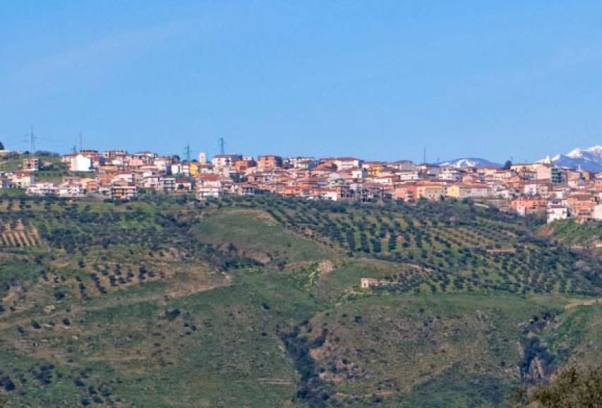 Cade dal balcone a Terranova e muore: oggi i funerali