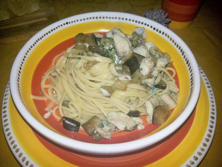 Linguine con sgombro melanzane e capperi