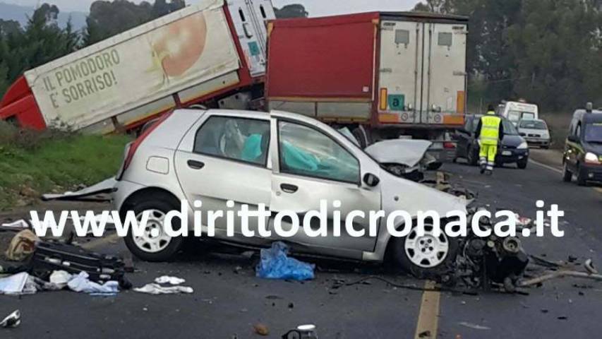 Incidente mortale sulla Ss534, auto contro camion