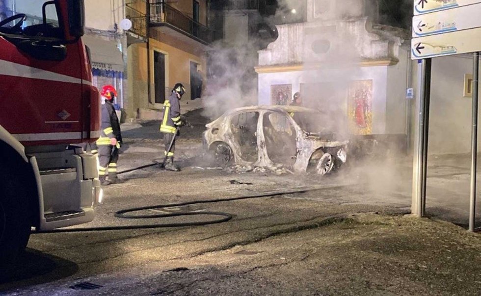 Altomonte, auto in fiamme in piena notte