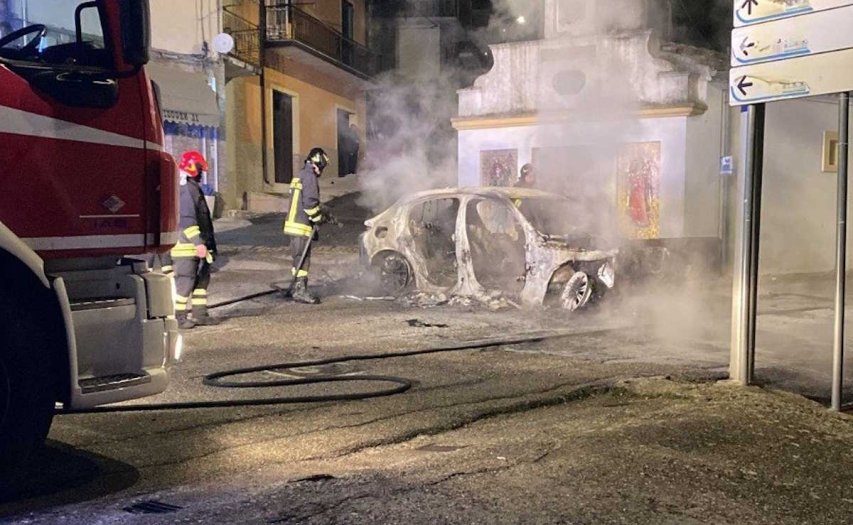 Altomonte, auto in fiamme in piena notte