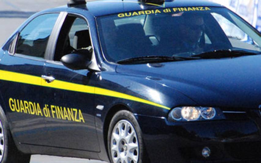 Guardia di Finanza recupera mezzi rubati e denuncia un rumeno