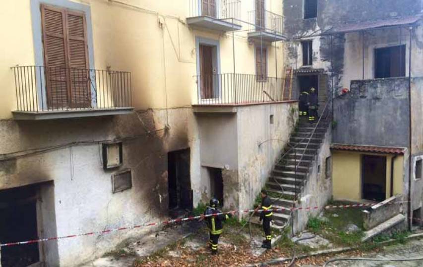 Incendio ex cinema a Lungro. Due denunce, uno è minorenne