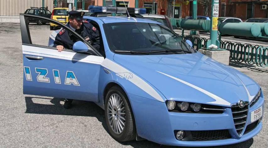 Il camper della Polizia in piazza contro la violenza sulle donne