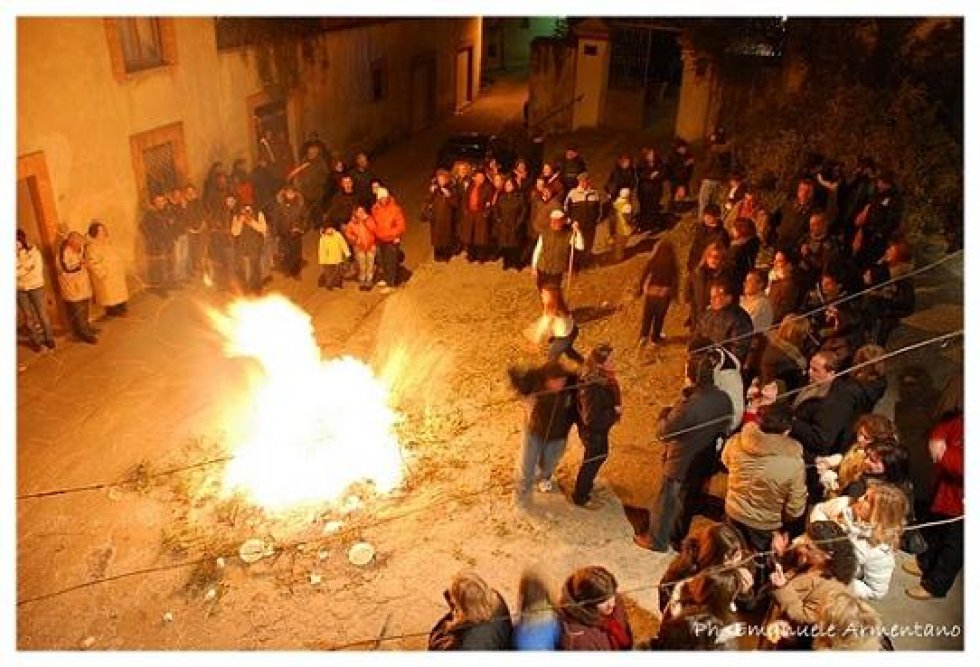 I falò di San Giuseppe riaccendono Spezzano Albanese