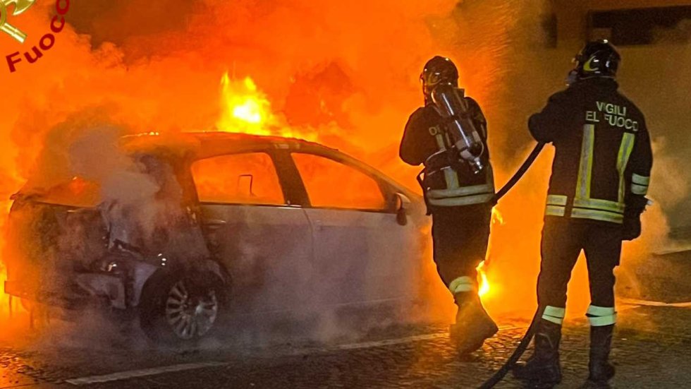In fiamme veicoli agricoli nella zona industriale