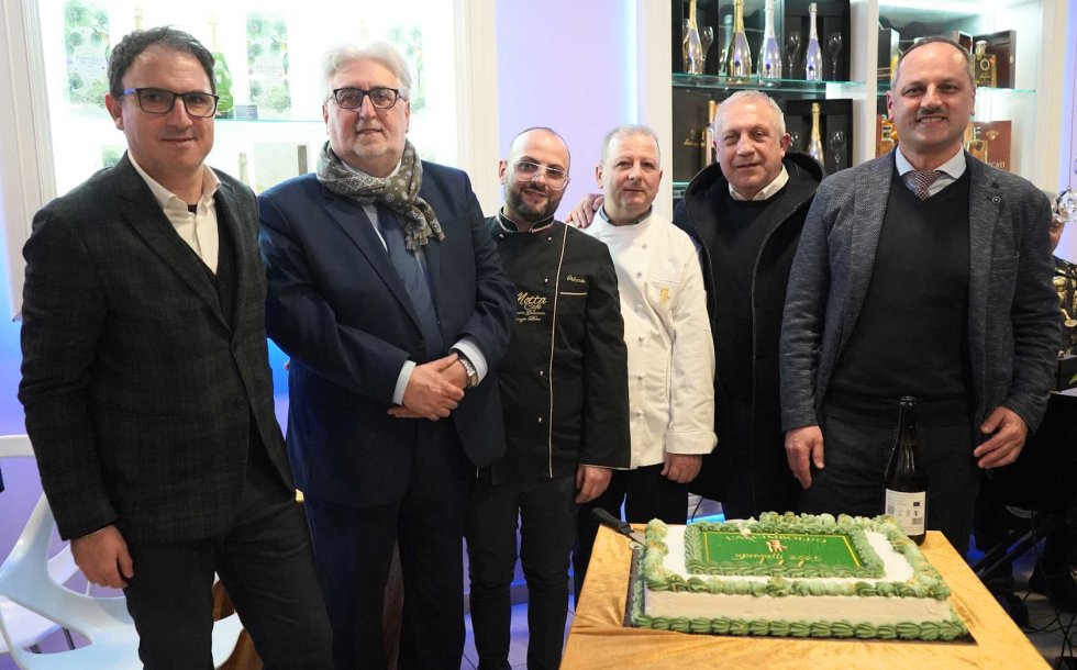 Motta consegna simbolicamente l'Arcimboldo d'Oro ai sindaci