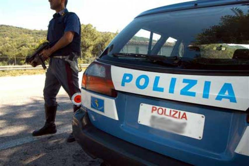 Esce dal negozio senza pagare, 28enne denunciato per furto dalla Polizia a Cosenza