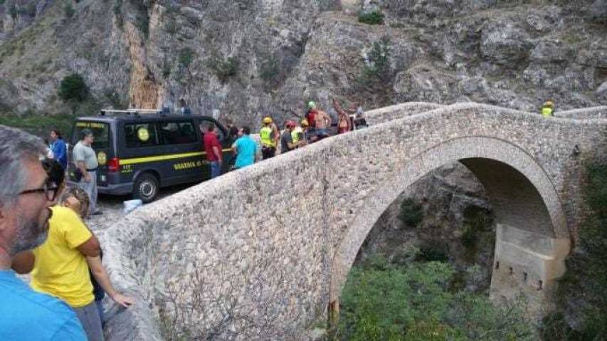 I soccorritori sul Ponte del Diavolo 