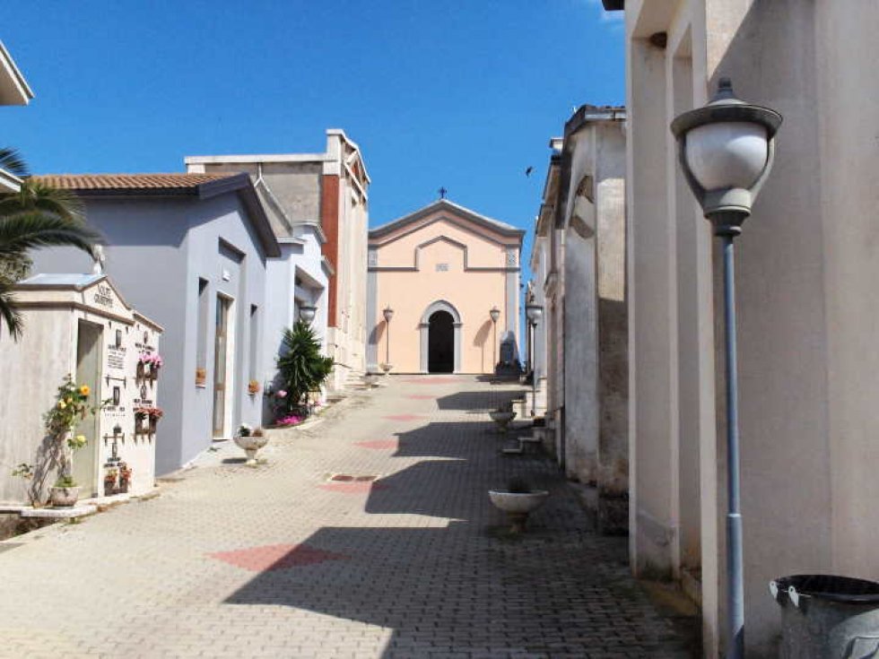 Il vialetto d&#039;ingresso al cimitero roggianese